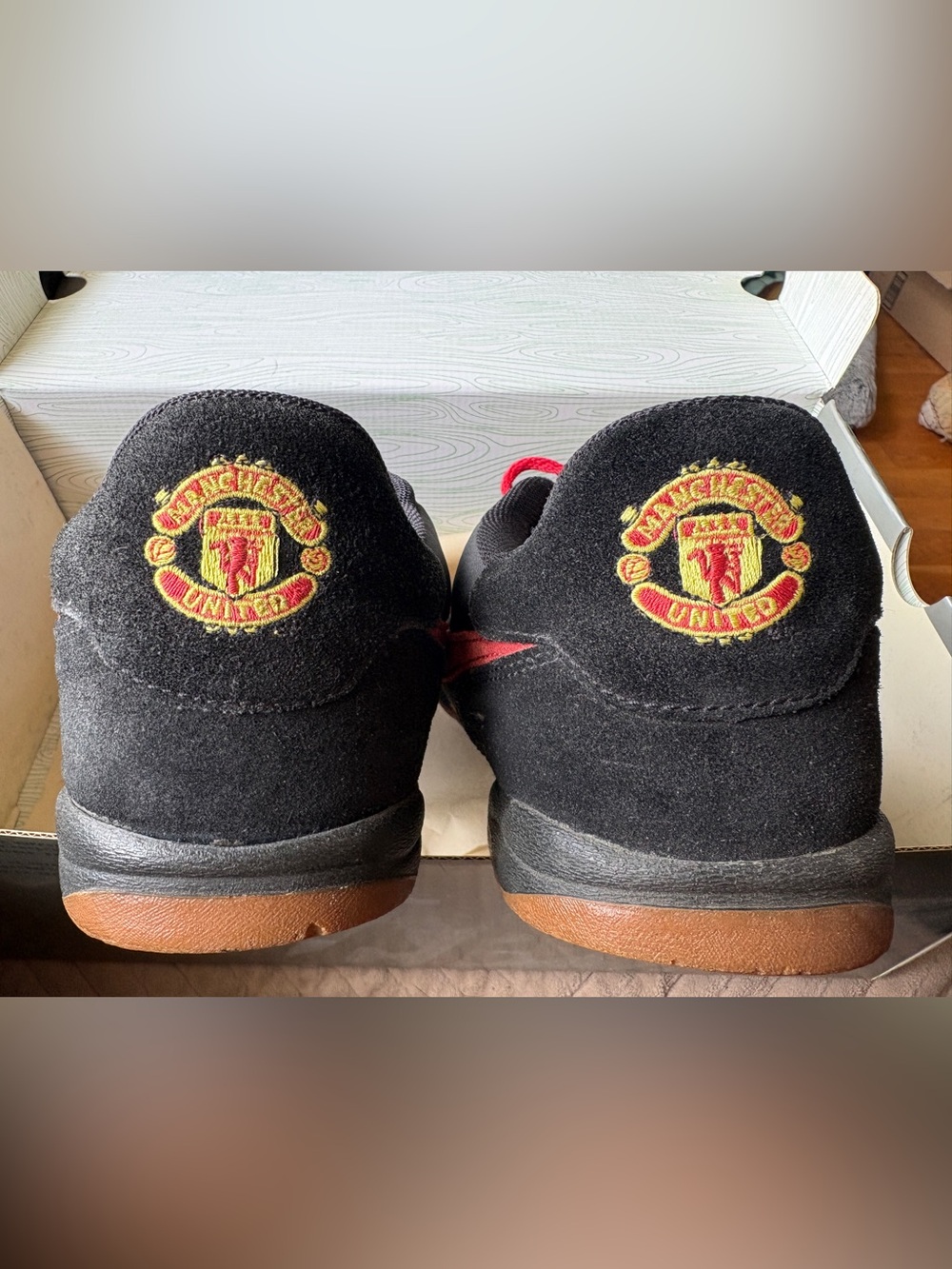 Nike Air Manchester United Indoor Soccer Shoes Men’s 11.5 Black Red Gum Sole
